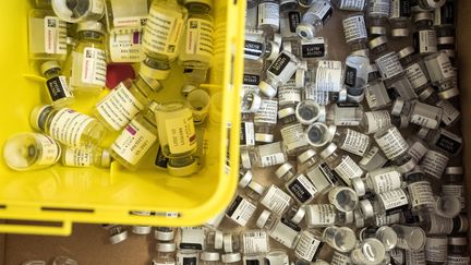 Des fioles du vaccin d'AstraZeneca contre le Covid-19 dans un centre de vaccination à Toulouse, le 7 mars 2021. (FREDERIC SCHEIBER / HANS LUCAS / AFP)