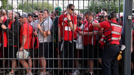 Des supporters de Liverpool à l'extérieur du Stade de France, à Saint-Denis, lors de la finale de la Ligue des champions face au Real Madrid, le 28 mai 2022. (THOMAS COEX / AFP)