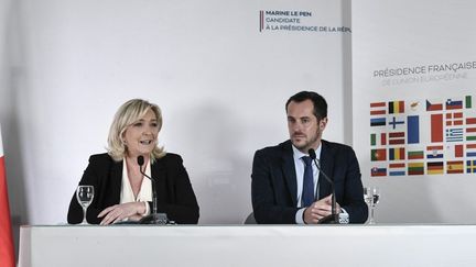 Marine Le Pen et Nicolas Bay, 18 janvier 2022 à Paris. (STEPHANE DE SAKUTIN / AFP)