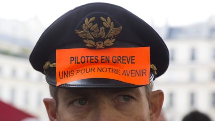 Un pilote d'Air France manifeste, le 23 septembre 2014 &agrave; Paris, devant l'Assembl&eacute;e nationale. (CITIZENSIDE / NICOLAS KOVARIK / AFP)