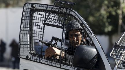 Un policier monte la garde, le 8 mars 2016, à Ben Guerdane (Tunisie), au lendemain d'une attaque contre plusieurs bâtiments de la ville. (ZOUBEIR SOUISSI / REUTERS)