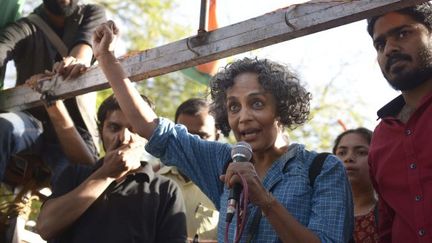 Arundathi Roy prend la parole durant une manifestation étudiante protestant contre le gouvernement du parti Bharatiya Janata à Jantar Matar, New Delhi
 (THE INDIA TODAY GROUP / INDIA TODAY GROUP)