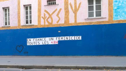 Une affiche contre les féminicides à Paris, le 10 octobre 2019 (photo d'illustration). (BRUNO LEVESQUE / MAXPPP)