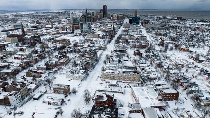 La ville de Buffalo, dans l'Etat de New York, est ensevelie sous la neige, le 25 décembre 2022. (JOED VIERA / AFP)