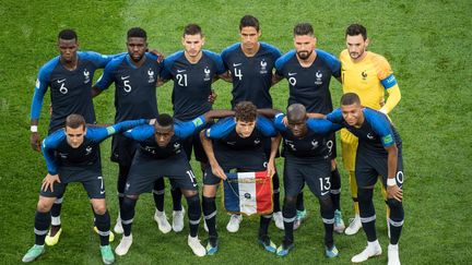 L'équipe de France sur la pelouse du stade Saint-Pétersbourg (Russie), avant son match contre la Belgique, le 10 juillet 2018. (ELMAR KREMSER /SVEN SIMON / DPA / AFP)