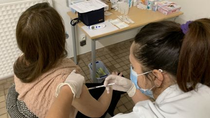 Un membre du personnel hospitalier de Mont-de-Marsan dans les Landes se fait vacciner contre le Covid-19. (RENAUD BIONDI-MAUGEY / RADIOFRANCE)