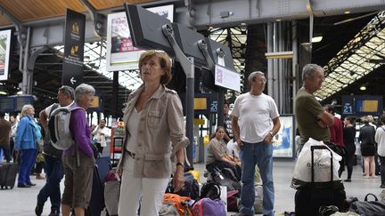 Des usagers de la SNCF patientent Gare Saint-Lazare, le 16 juin 2014 &agrave; Paris. (MIGUEL MEDINA / AFP)