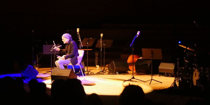 Aldo Romano s'adresse au public de la Seine Musicale (9 février 2019)
 (Annie Yanbékian / Culturebox)