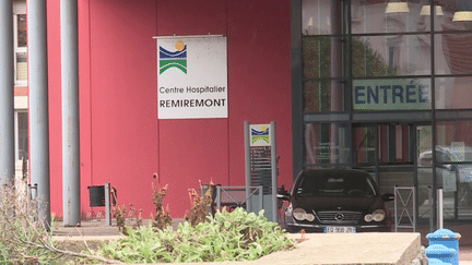 L'hôpital de Remiremont (Vosges) est dans la tourmente. Depuis neuf mois, les plaintes se multiplient. La dernière a été déposée en juin dernier par le fils d'une octogénaire. Sa mère est décédée trois semaines après avoir été prise en charge pour des côtes cassées. (FRANCE 3)