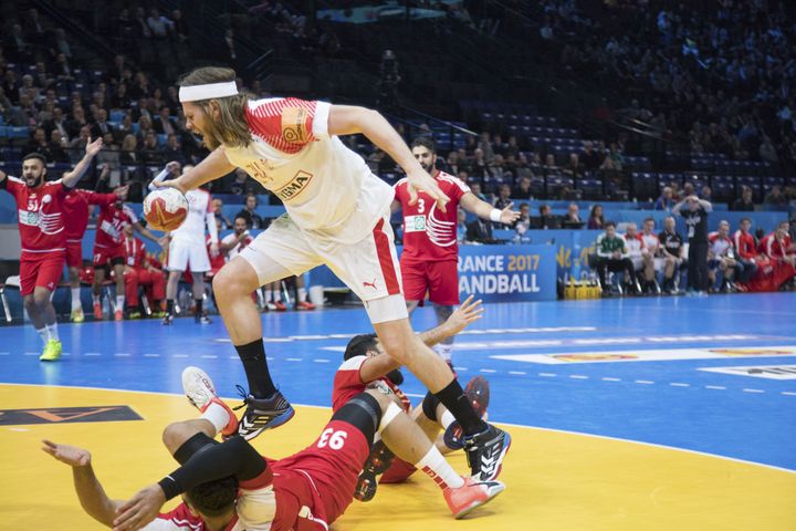 Mikkel Hansen marche sur ses adversaires lors du match face au&nbsp;Bahreïn, le 18 janvier 2017, à l'Accorhotels Arena à Paris.&nbsp; (JULIAN SCHLOSSER / TAKA PRODUCTION / AFP)