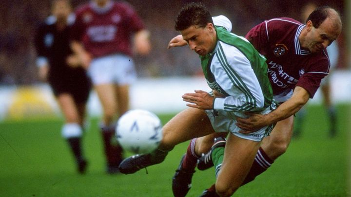 Eamonn Bannon, des Heart&nbsp;of Midlothian, pousse au sol Paul Kane, des Hibernians, dans le derby d'Edimbourg, le 26 ao&ucirc;t 1989. (BEN RADFORD / GETTY IMAGES EUROPE)