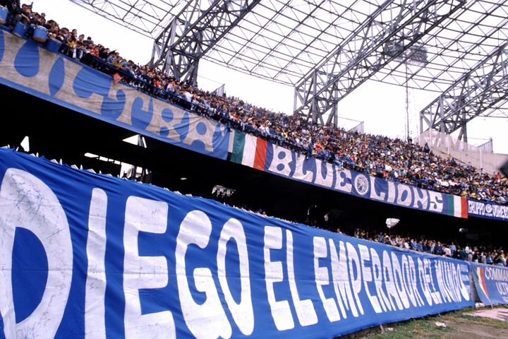 Une banderole des supporters napolitains accrochée aux tribunes du stade San Paolo, à Naples, le 4 juin 1989 : "Diego, l'empereur du monde". (FRANCO ORIGLIA / GETTY IMAGES EUROPE)