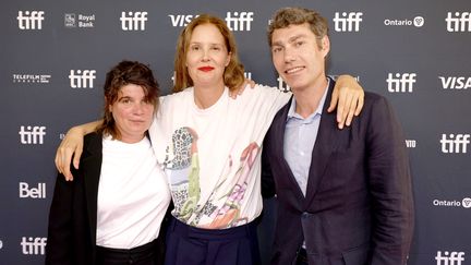 Justine Triet entourée de ses producteurs, Marie-Ange Luciani et David Thion en septembre 2023 au Festival international du film de Toronto au Canada (Photo d'illustration). (FRAZER HARRISON / GETTY IMAGES NORTH AMERICA /)