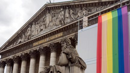 Des banderoles aux couleurs de la cause LGBT installées devant l'Assemblée nationale (BRUNO LEVESQUE / MAXPPP)