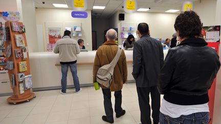 Des clients attendent au guichet de la Banque postale, &agrave; Caen (Calvados), le 22 d&eacute;cembre 2008. (MYCHELE DANIAU / AFP)