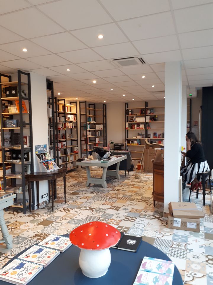 L'intérieur de la librairie Les 2 GeorgeS à Bondy. (BENJAMIN MATHIEU/FRANCEINO)