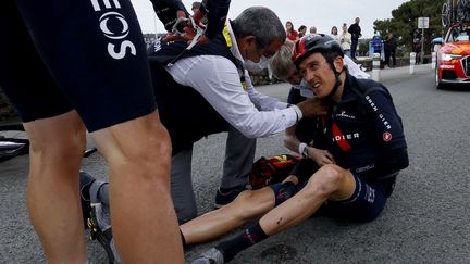 Geraint Thomas (Ineos Grenadier) a chuté lourdement entre Lorient et Pontivy le lundi 28 juin. (THOMAS SAMSON / AFP)