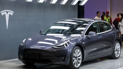 Une Tesla 3 présentée à Shanghaï (Chine). (STR / AFP)