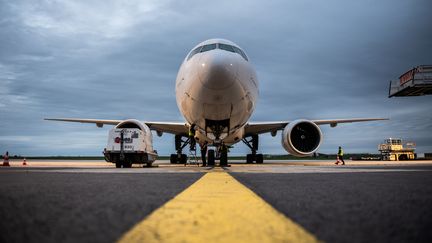 Un Boeing 777 d'Air France à l'aéroport Roissy-Charles de Gaulle, à Paris, le 29 octobre 2019.&nbsp; (MARTIN BUREAU / AFP)