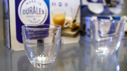 Des verres confectionnés par la verrerie Duralex (image d'illustration). (MARTIN BUREAU / AFP)