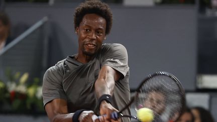 Gaël Monfils lors de son match face à Carlos Gimeno Valero, lors du Masters 1000 de Madrid, le 2 mai 2022. (EMILIO NARANJO / MAXPPP)