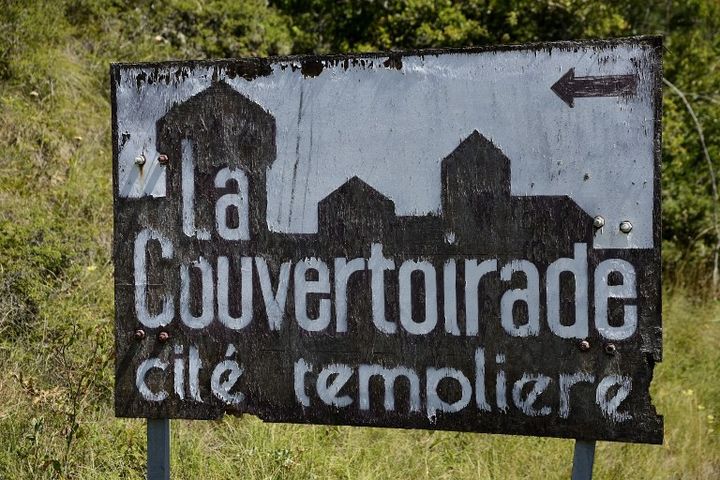 Vieu panneau touristique dans le Larzac
 (Eric Teissedre / Photononstop)