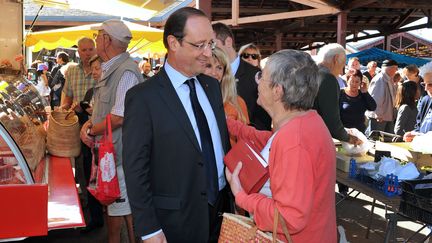 Fran&ccedil;ois Hollande sur le march&eacute; de Tulle (Corr&egrave;ze), le 21 juillet 2012. (PIERRE ANDRIEU / AFP)