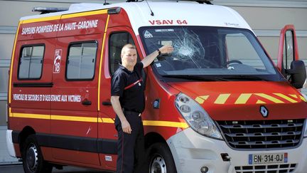 Le 4 ao&ucirc;t 2013 &agrave; Toulouse (Haute-Garonne), le commandant Thierry Lasserre montre l'impact des pierres lanc&eacute;es contre un camion de pompiers. (MAXPPP)