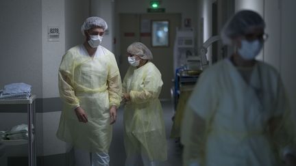 Des membres du personnel soignants à l'hôpital Emile Muller de Mulhouse dans le Haut-Rhin, le 29 avril 2020 (photo d'illustation). (SEBASTIEN BOZON / AFP)