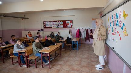 Des enfants assistent à un cours dans une école de Hatay (Turquie), le 27 mars 2023. (FATIH KURT / ANADOLU AGENCY / AFP)