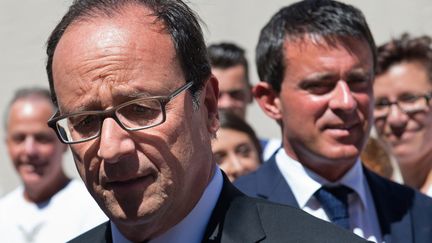 Fran&ccedil;ois Hollande et Manuel Valls, le 15 ao&ucirc;t 2014 au fort de Br&eacute;gan&ccedil;on (Var). (BERTRAND LANGLOIS / AFP)