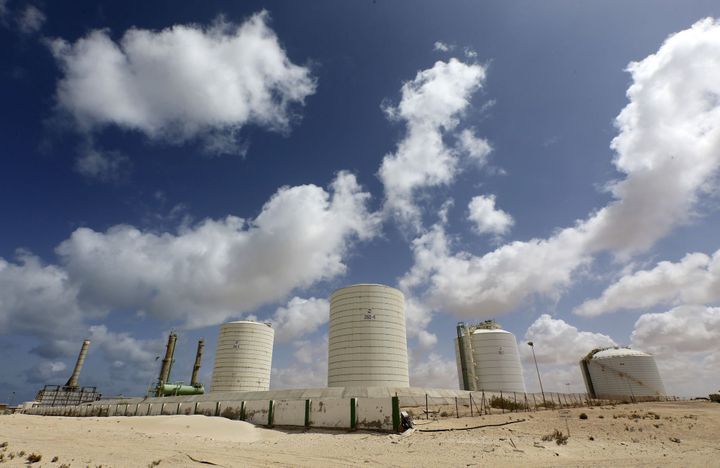 Vue générale du terminal pétrolier de Zueitina à l’Ouest de Benghazi. Le nouveau pouvoir aura la lourde tâche de remettre en bon état les infrastructures pétrolières endommagées par les groupes armés. (Photo Reuters/Esam Omaran)