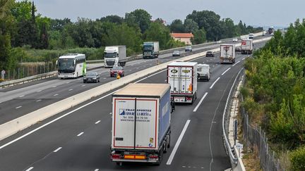 Des poids-lourd sur une autoroute française. Photo d'illustration. (MICHEL CLEMENTZ / MAXPPP)