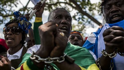 des dizaines de personnes sont descendues dans la rue pour crier leur colère contre l'esclavage moderne pratiqué contre les migrants d'Afrique subsaharienne en Libye. «Les gens sont vendus aux enchères comme des marchandises. Les jeunes, à qui nous sommes censés donner de l'espoir, sont détruits en Libye», a notamment déclaré Marc Gbaffou, président du Forum de la diaspora africaine. La diffusion d'images de vente d'esclaves par la chaîne de télévision américaine CNN mi-novembre avait mis en lumière le problème oublié des migrants en Libye. Depuis, neuf pays européens et africains ont lancé des «opérations d'évacuation d'urgence» de migrants pris au piège des trafiquants. L'organisation internationale pour les migrants dénonce depuis plusieurs mois la présence de «marchés aux esclaves» mettant en péril la vie de dizaines de milliers de migrants en Afrique du Nord. (GULSHAN KHAN / AFP )