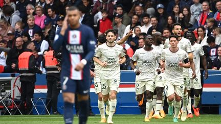 Les Lorientais célèbrent leur deuxième but, sur la pelouse du Parc des Princes, le 30 avril 2023. (ALAIN JOCARD / AFP)