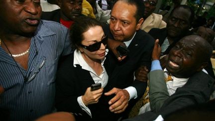 Jean-Claude Duvalier, surnommé "Baby Doc", et sa femme, Véronique Roy, quittant le palais de justice de Haïti (AFP - HECTOR RETAMAL)