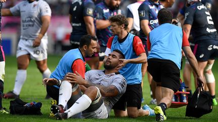 Le deuxième ligne toulonais Romain Taofifenua, victime d'un choc à la tête pendant le match de Top14 contre le Stade Français, le 24 septembre 2017. (FRANCK FIFE / AFP)