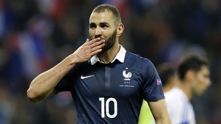 Karim Benzema célèbre un but contre l'Arménie, le 8 octobre 2015 à Nice (Alpes-Maritimes). (VALERY HACHE / AFP)