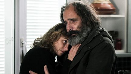 Les acteurs Anne Consigny et Frédéric Pierrot dans la série française "Les Revenants" saison 2. (Jean-Claude Lother / Haut et Court / Canal+)