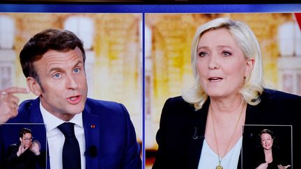 Le débat pour le 2e tour de l'élection présidentielle entre Emmanuel Macron, (à gauche) candidat de La République en marche et Marine Le Pen, (à droite) candidate du Rassemblement national, le 20 avril 2022. (AFP)