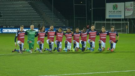 Le 10 janvier 2020, les joueurs de Clermont avait tenu à poser un genou à terre pour protester contre le racisme, avant le coup d’envoi d’un match de Ligue 2 BKT face à Troyes. 