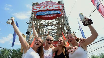 Des festivalières du Sziget en Hongrie en 2015&nbsp; (ATTILA KISBENEDEK / AFP)