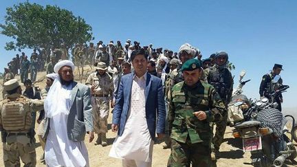 Des talibans capitulent face aux autorités afghanes à Badghis, une province du nord-ouest de l'Afghanistan, le 11 juillet 2015. (Badghis Governorship / ANADOLU AGENCY)