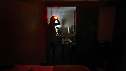 Un journaliste, dans une chambre d'hôtel à Caracas (Venezuela), le 10 mars 2019, pendant une courpure de courant. (JUAN BARRETO / AFP)