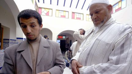 L'imam Hassan Iquioussen, à gauche,&nbsp;lorsqu'il était président de l'association de la mosquée d'Escaudain dans le Nord. (FRANCOIS LO PRESTI / AFP)