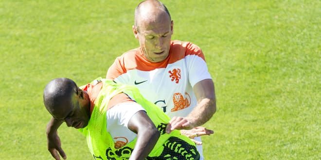 Bruno Martins Indi et Arjen Robben s'échauffent...