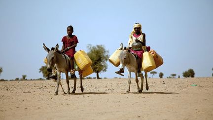 Le 20 février, des enfants transportent des bidons d’eau dans la région de Kaedi, au Sud de la Mauritanie..Un quart de la population y souffre de malnutrition. (AFP PHOTO / OXFAM - PABLO TOSCO)