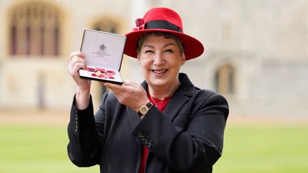 L'écrivaine britannique Joanne Harris nommée Officier de l'ordre de l'empire britannique au château de Windsor (Grande Bretagne), le 7 mars 2023. (ANDREW MATTHEWS / POOL)