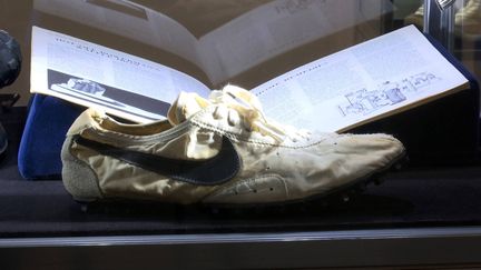 Le modèle Moon Shoe, signé Nike en 1972, a enregistré un record lors de sa vente aux enchères chez Sotheby's en juillet 2019. (TED SHAFFREY/AP/SIPA / SIPA)