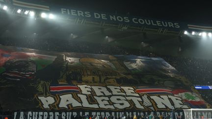 Les supporters ultras du PSG ont déployé un tifo en soutien à la Palestine, mercredi 6 novembre 2024 avant la rencontre de Ligue des champions contre l'Atlético de Madrid. (FRANCK FIFE / AFP)